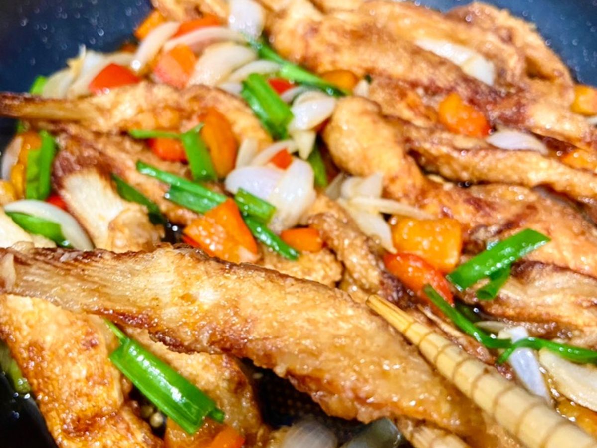 Lườn cá hồi chiên nước mắm