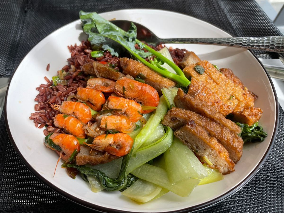 Tôm rang gạo lứt cải thìa chả cá
