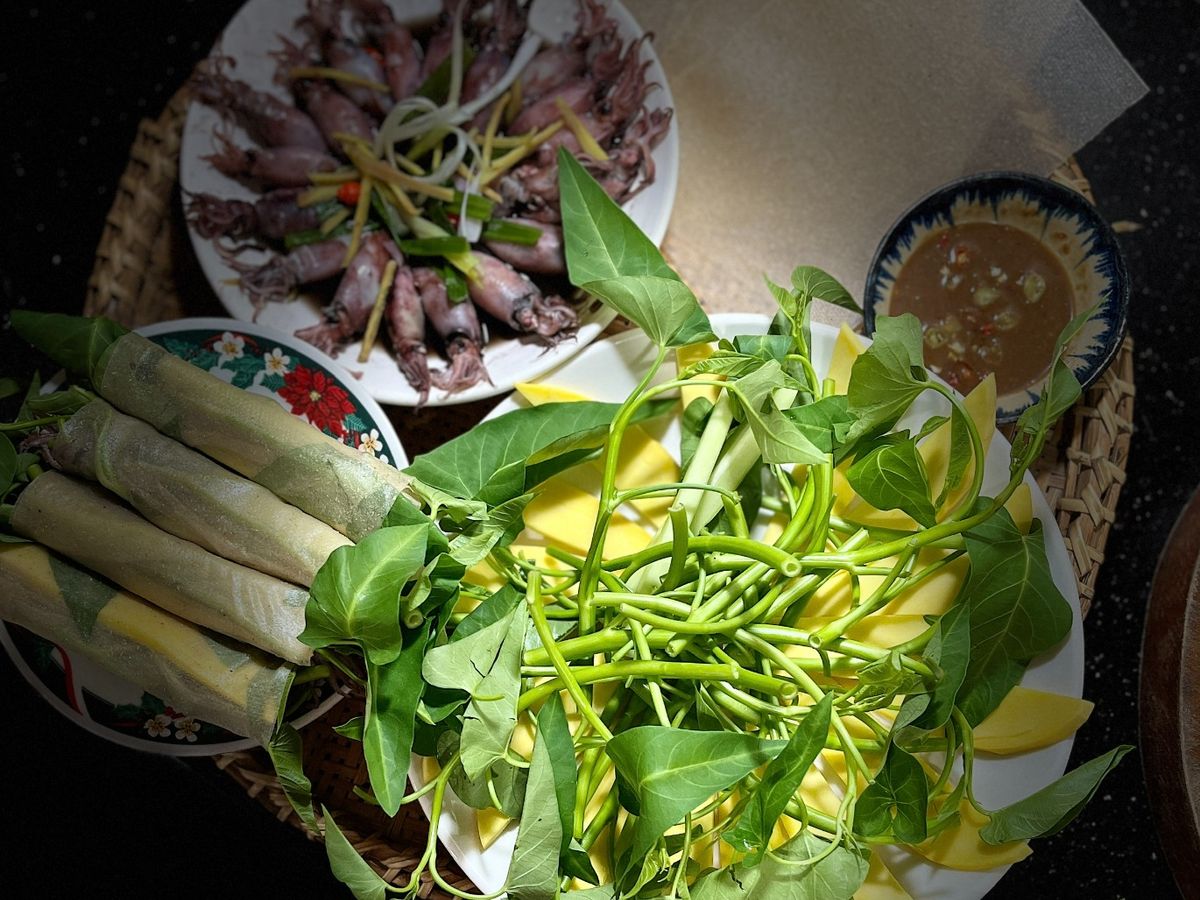 Mực hấp rau muống cuốn bánh tráng sắn – đơn giản mà ngon "hết sẩy"