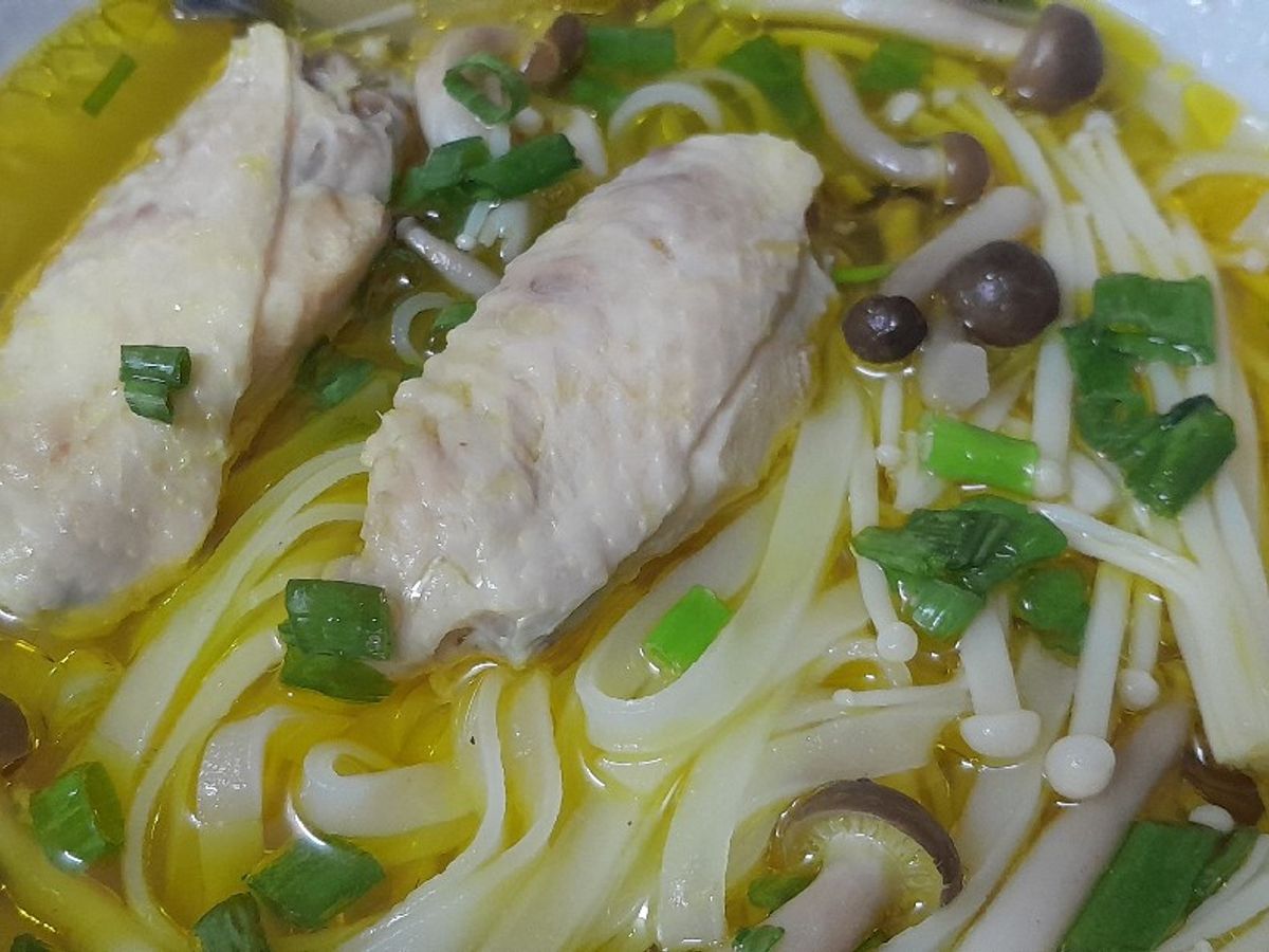 Gà nấu nấm và mì lá tươi
