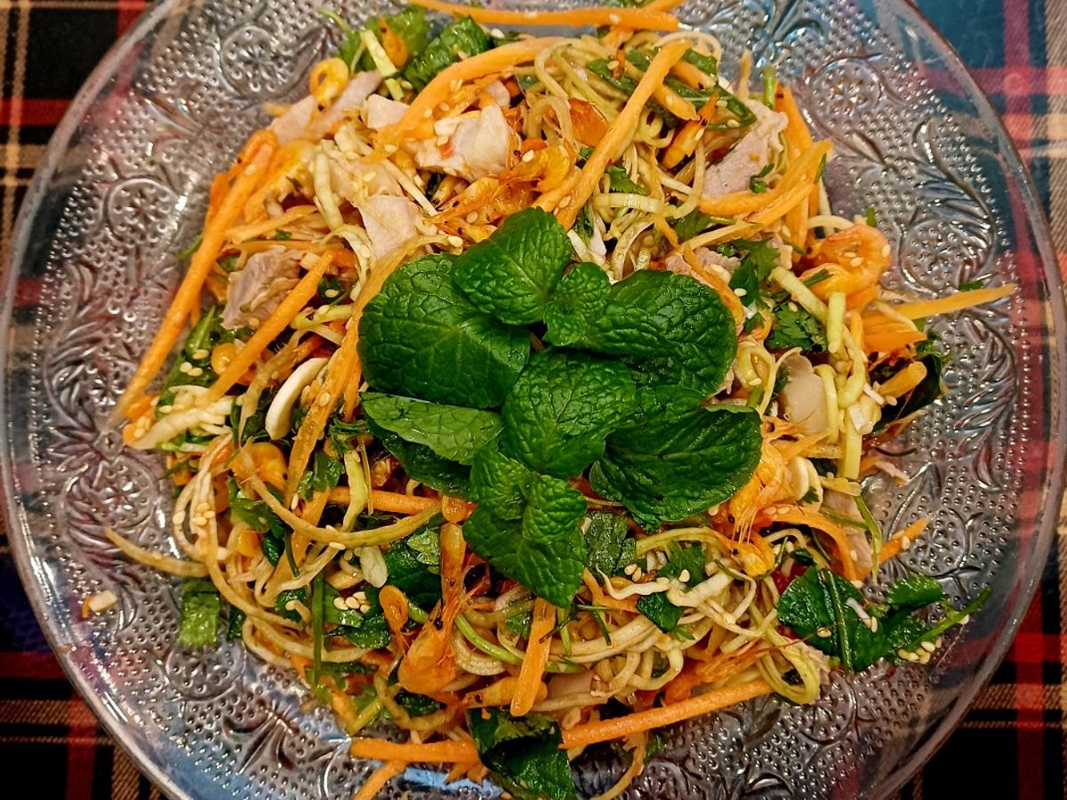 Gỏi hoa chuối tép, thịt ba chỉ