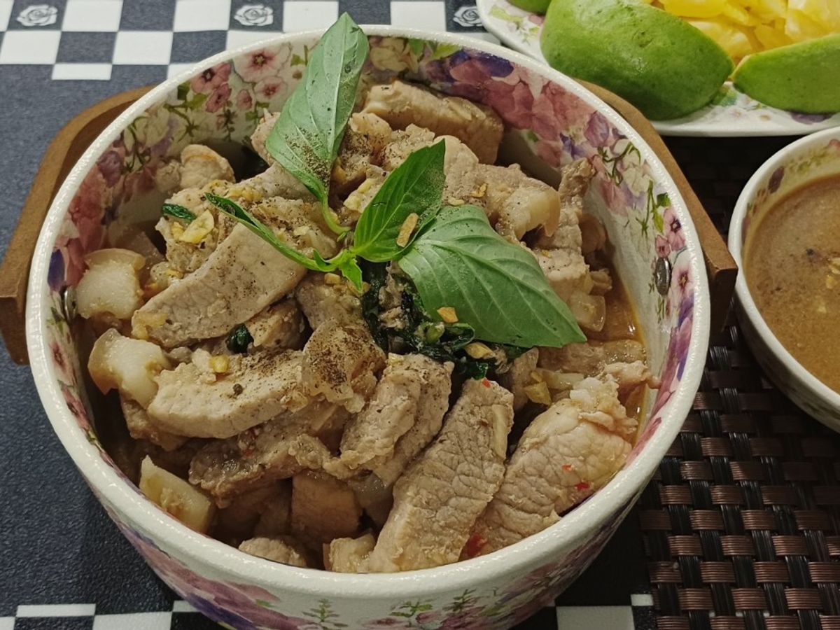 Thịt heo rang húng quế