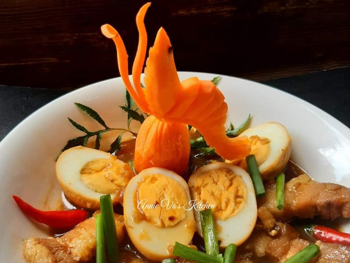 Ba rọi heo kho tàu trứng vịt