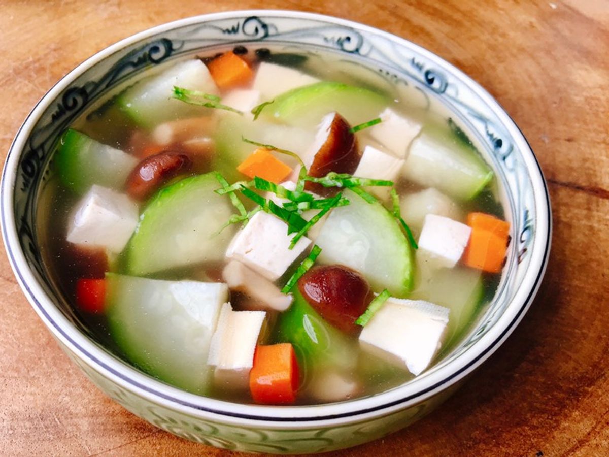 Canh bí xanh nấu nấm hương