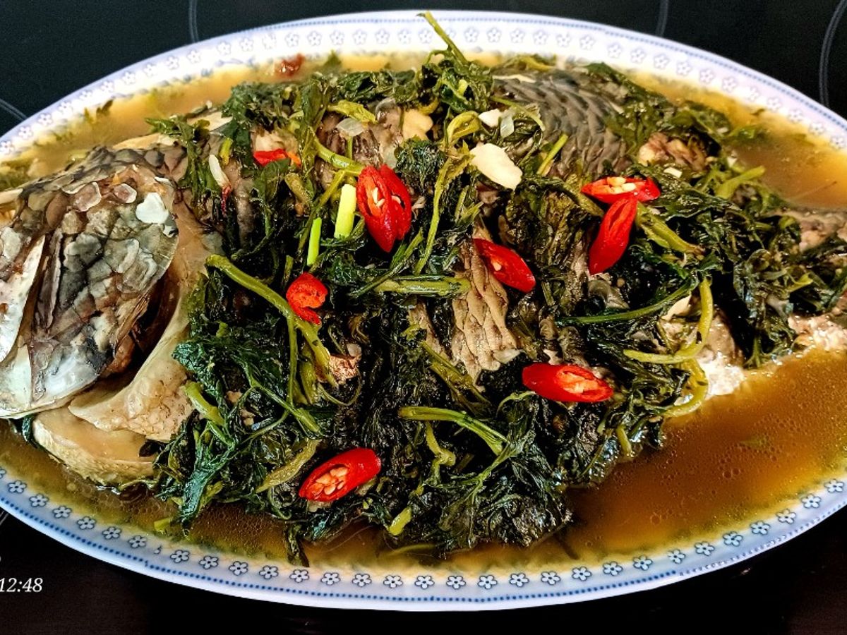 Cá rô phi hấp lá ngải cứu