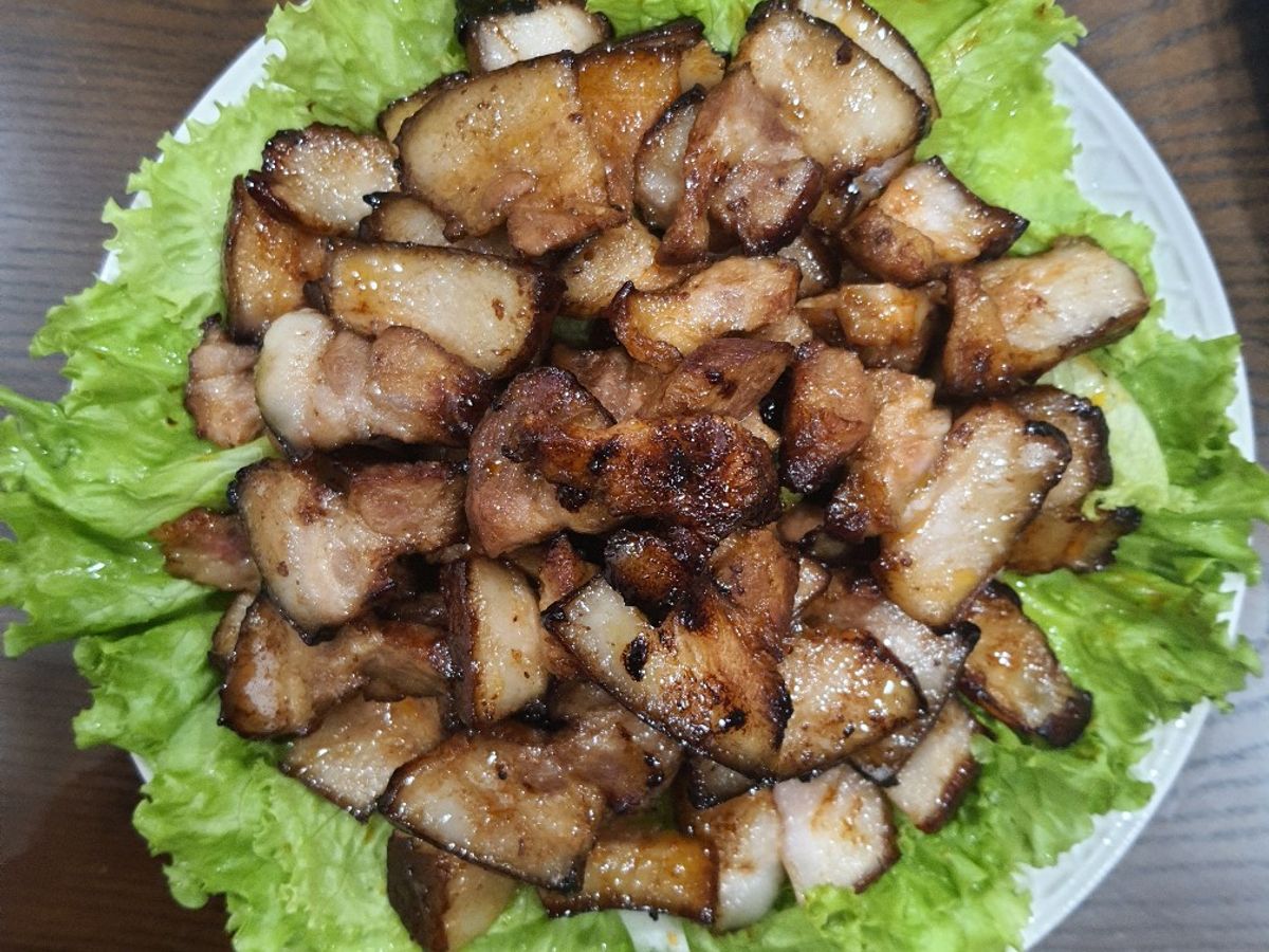 Thịt lợn sữa nướng cháy cạnh nckd