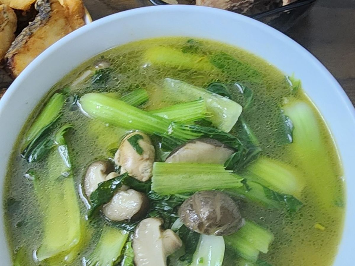 Canh gà cải thìa nấm