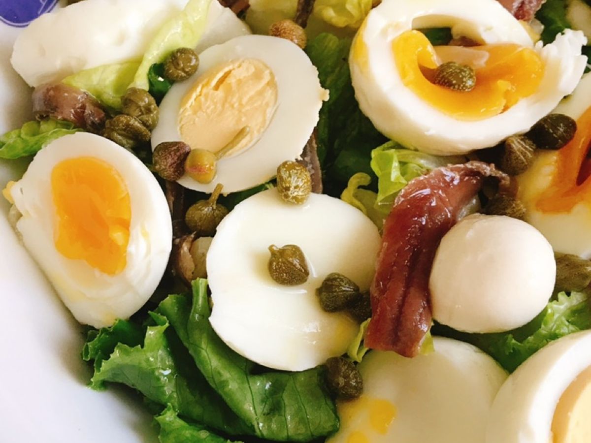 Salad Trộn Trứng Luộc, Cá Cơm Muối & Nụ Bạch Hoa