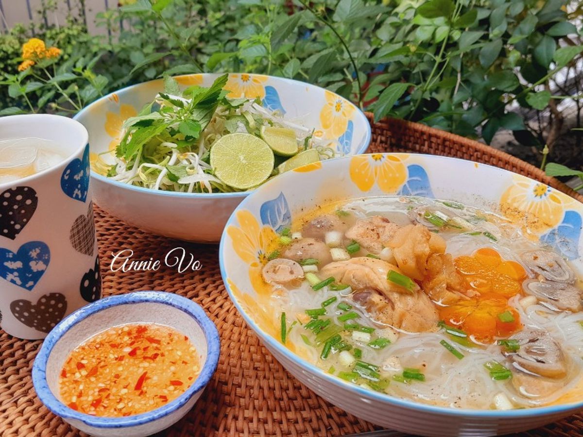 Bún gà nấm tóp mỡ