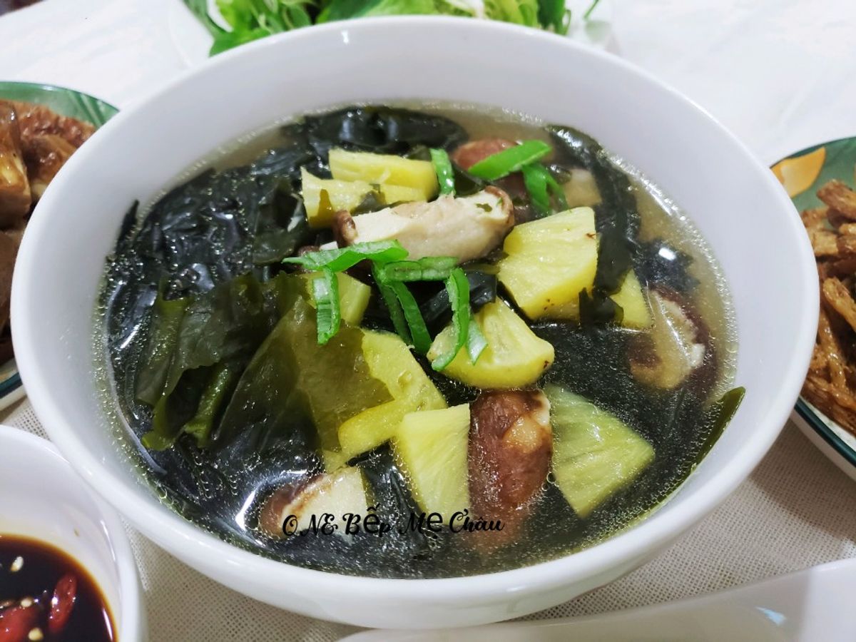 Canh rong biển nấu nấm hương (món chay)