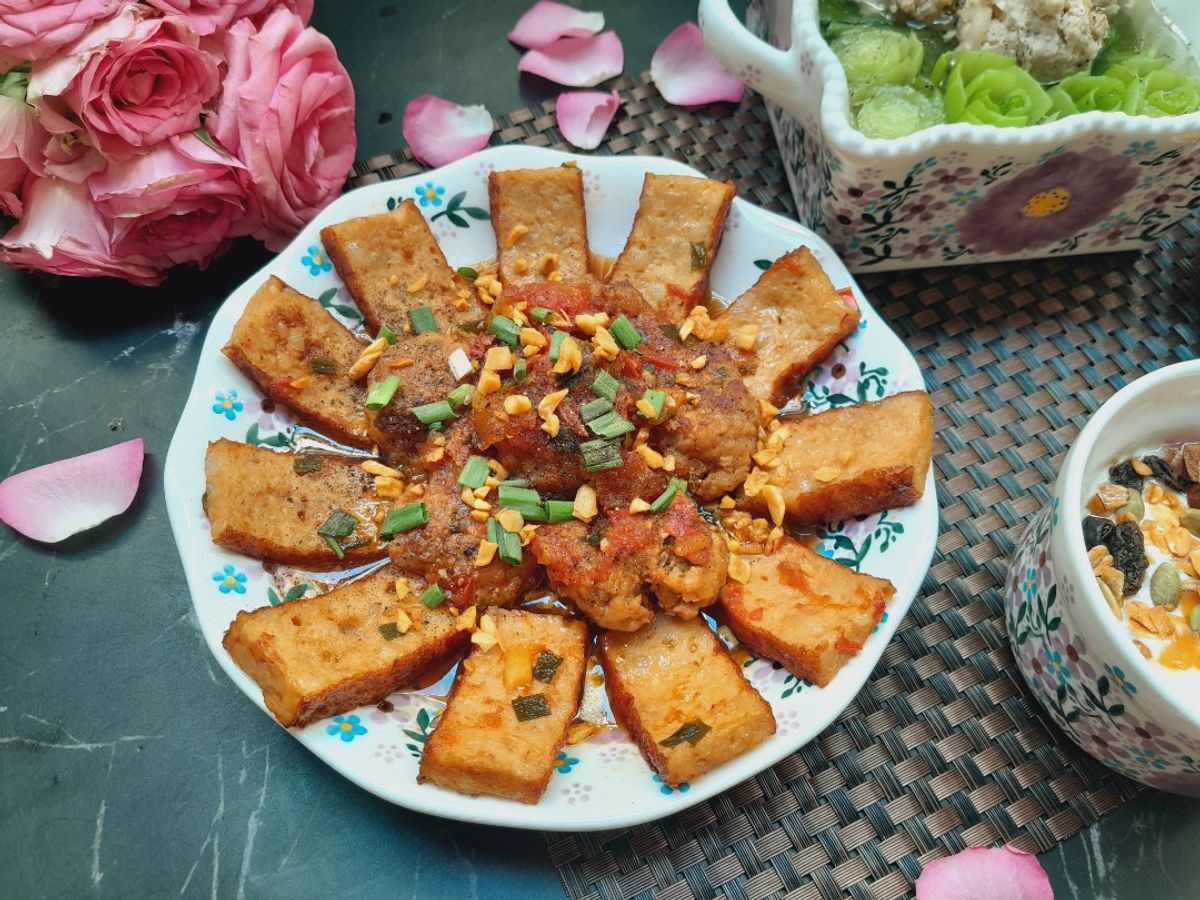Chả và thịt viên sốt cà chua