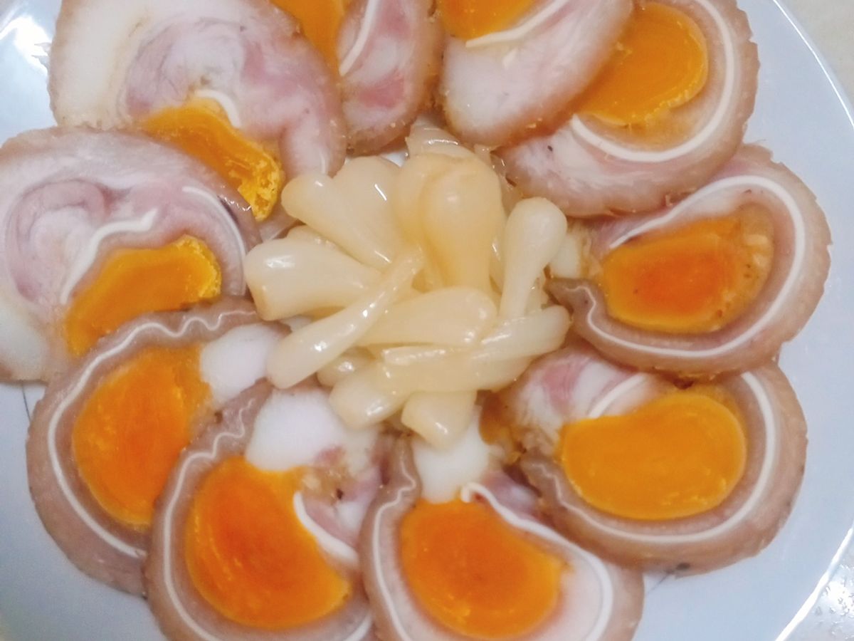 Tai heo cuộn trứng muối
