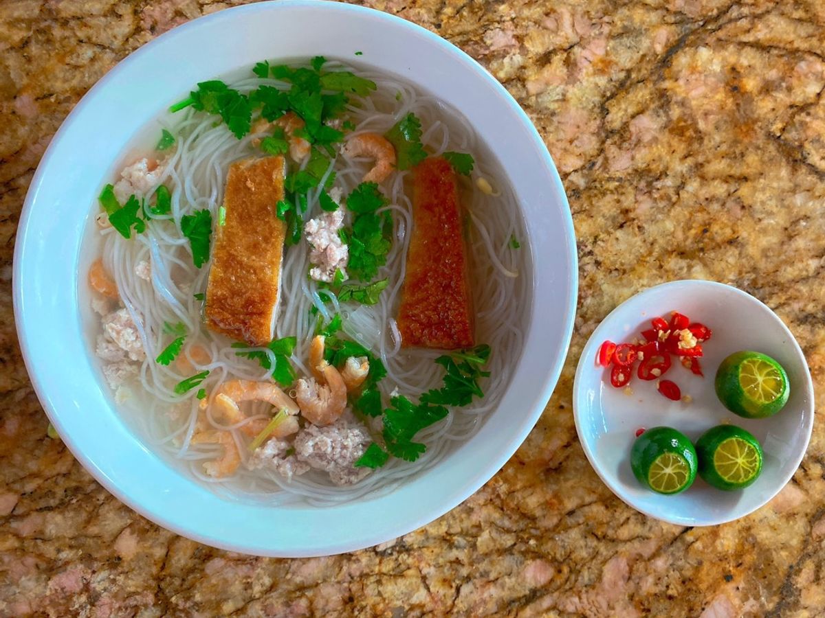 Bún gạo tôm khô, chả cá