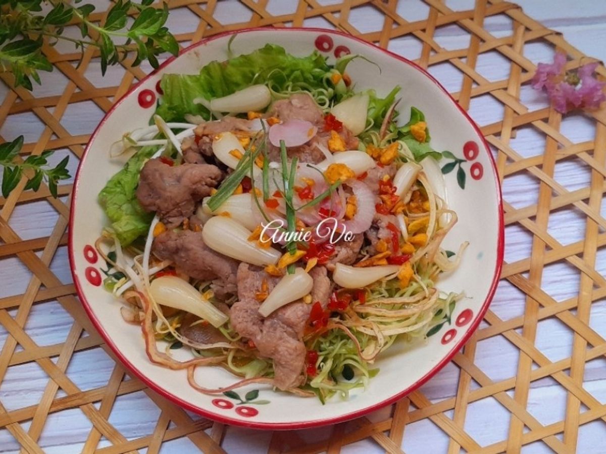 Gỏi hoa chuối bào trộn bò