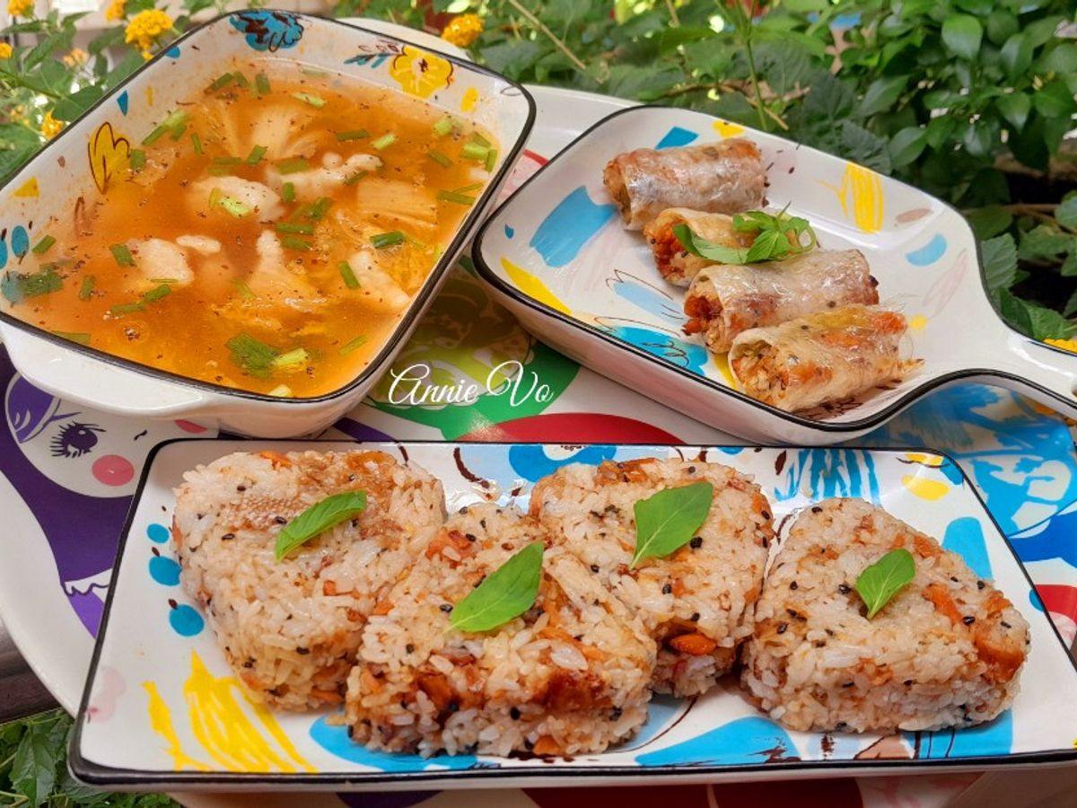 Cơm trộn cá hồi và canh kim chi
