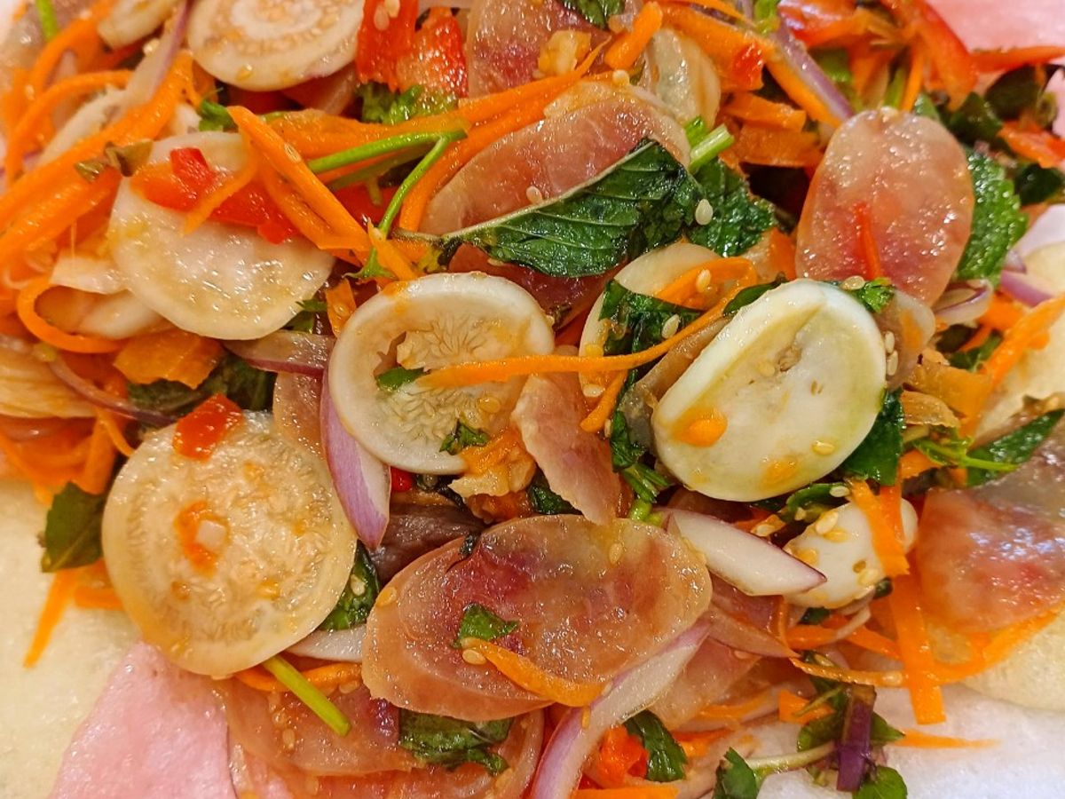 Gỏi bò cà pháo, lạp xưởng