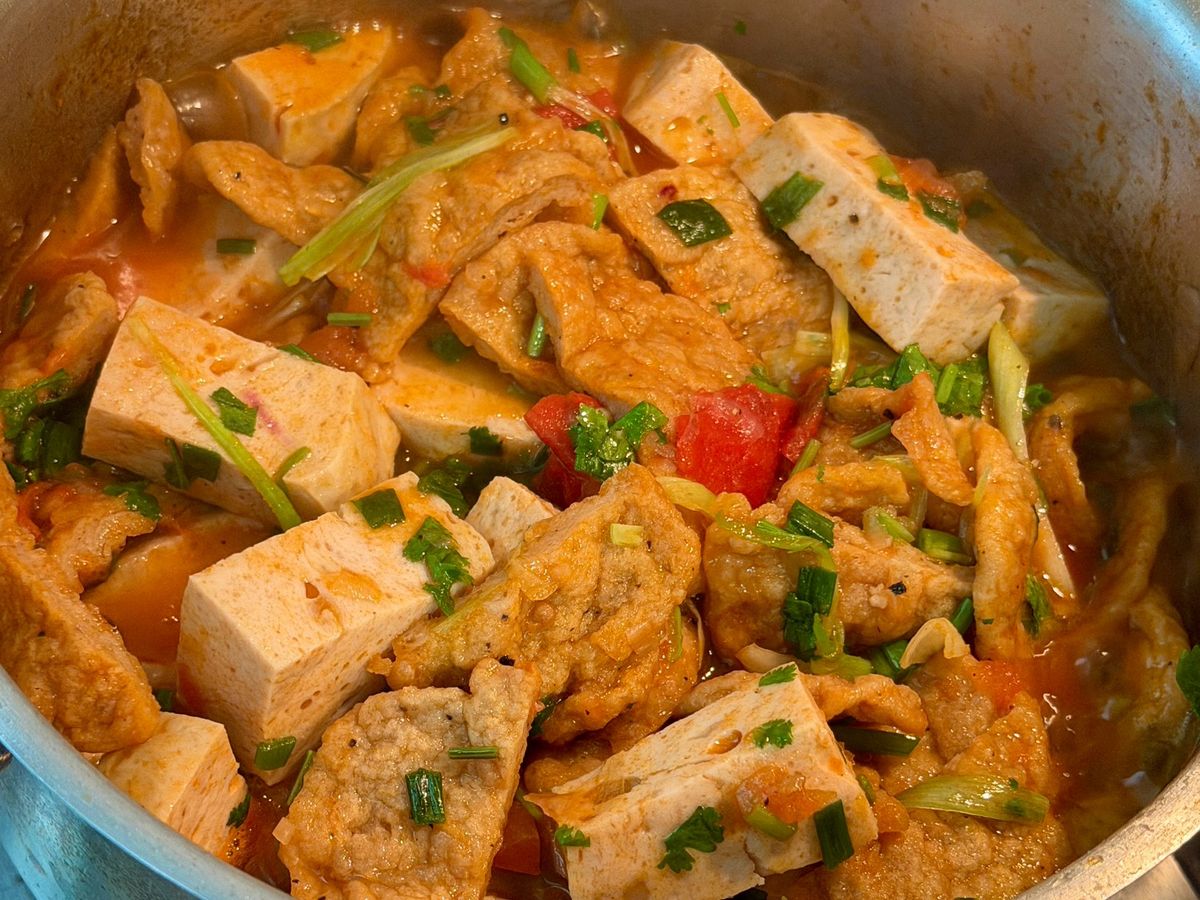 Chả cá, giò lụa sốt cà chua