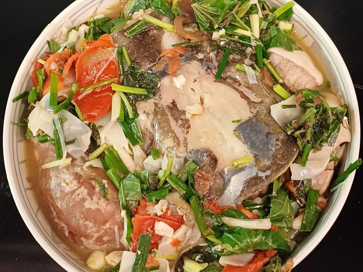 Canh chua đầu cá nheo nấu măng
