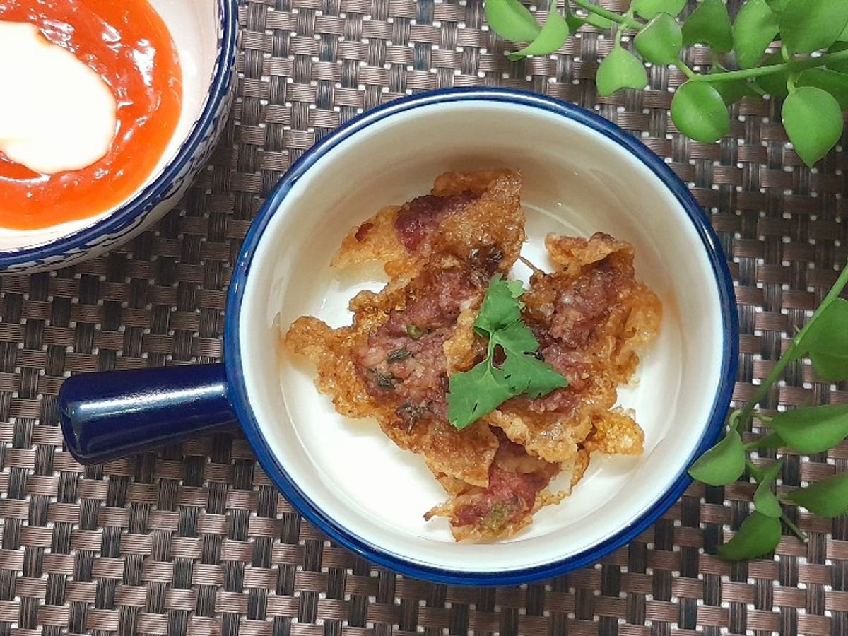 Mì lá tươi quết thịt chiên giòn