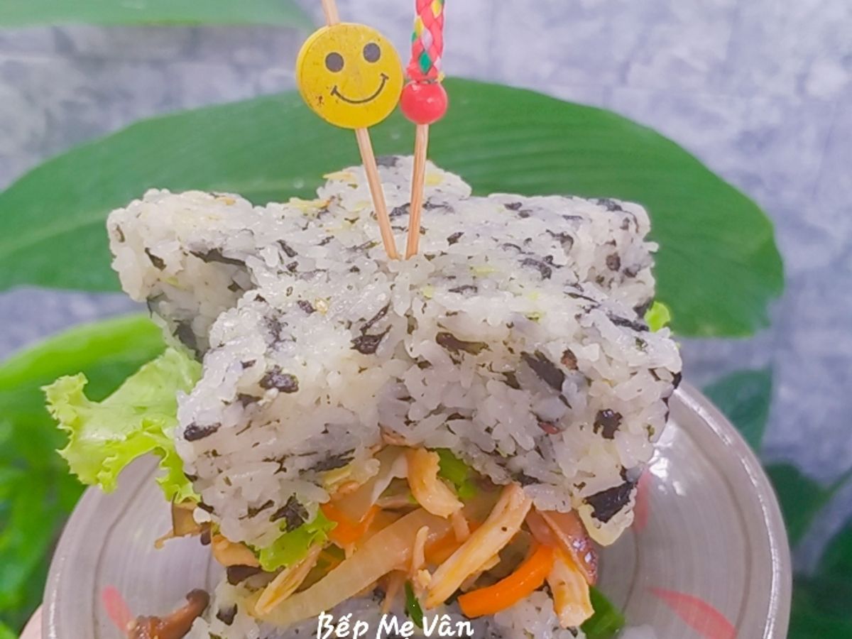 Burger cơm rong biển thịt gà rau củ