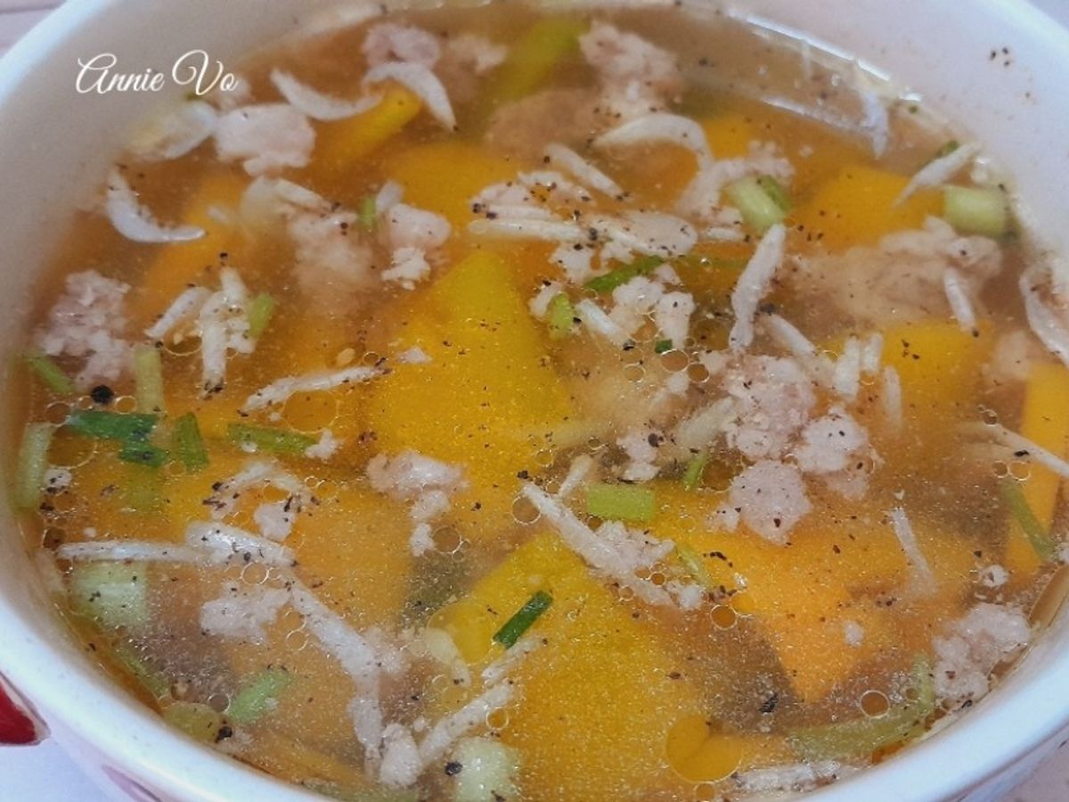Canh bí đỏ thịt vai xay nấu con ruốc
