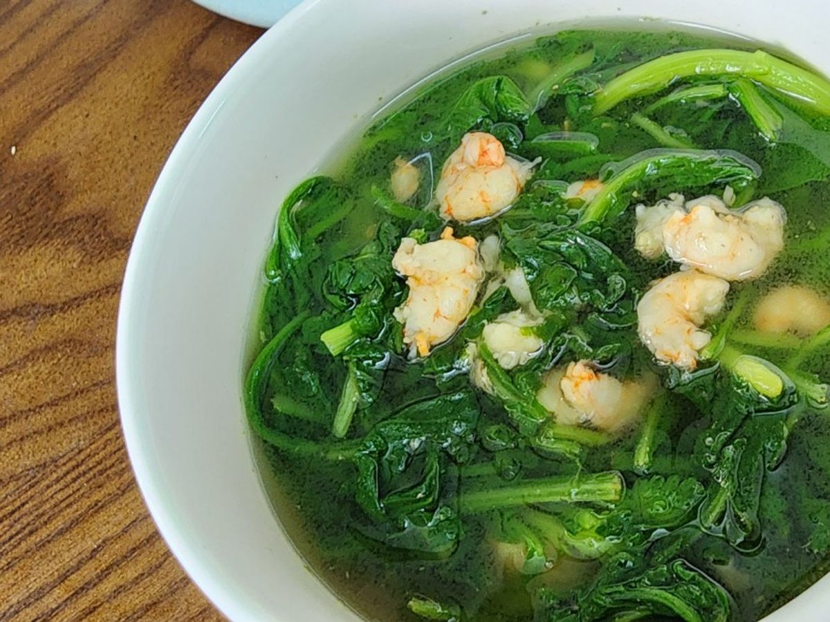 Canh cải cúc nấu tôm nõn
