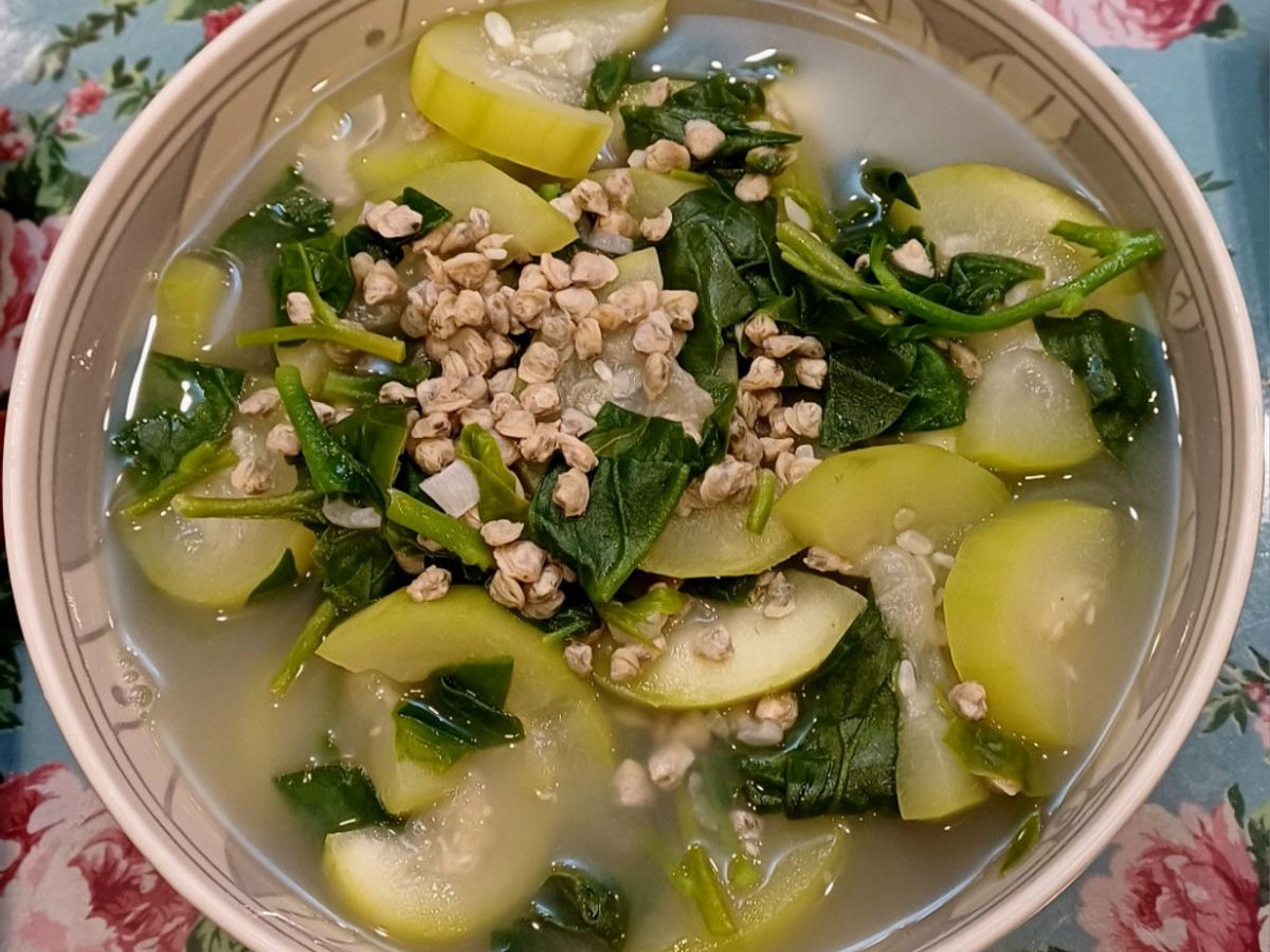 Canh bầu, rau mồng tơi nấu hến