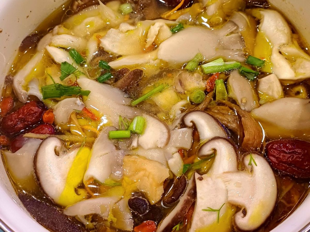 Canh gà nấu nấm