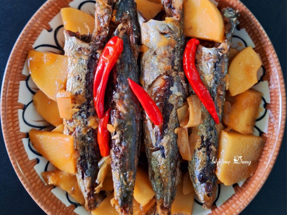 Cá nục kho măng