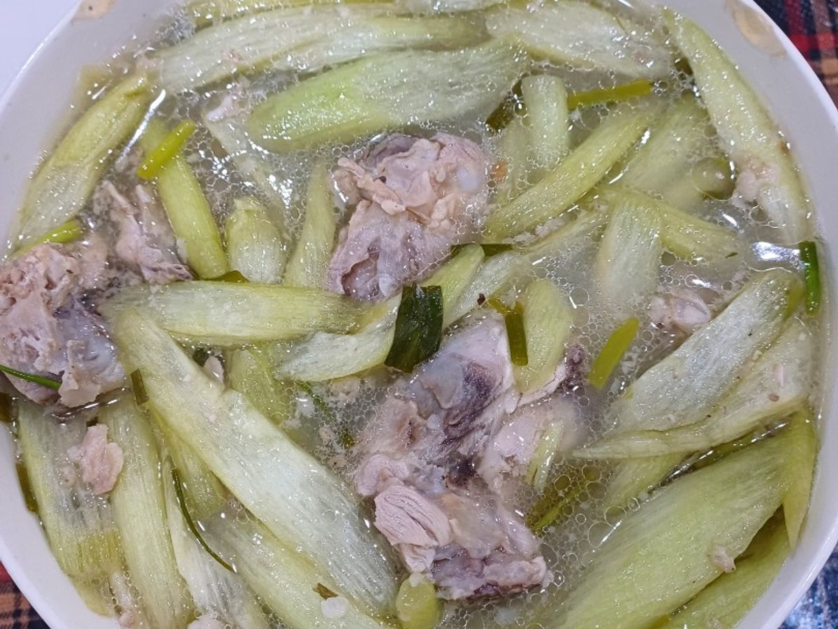 Xương đuôi heo nấu canh chua
