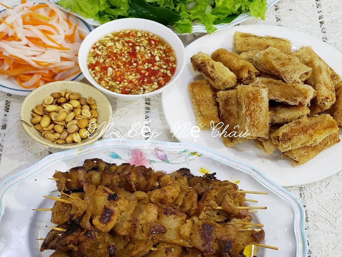 Bún thịt xiên nướng, chả giò