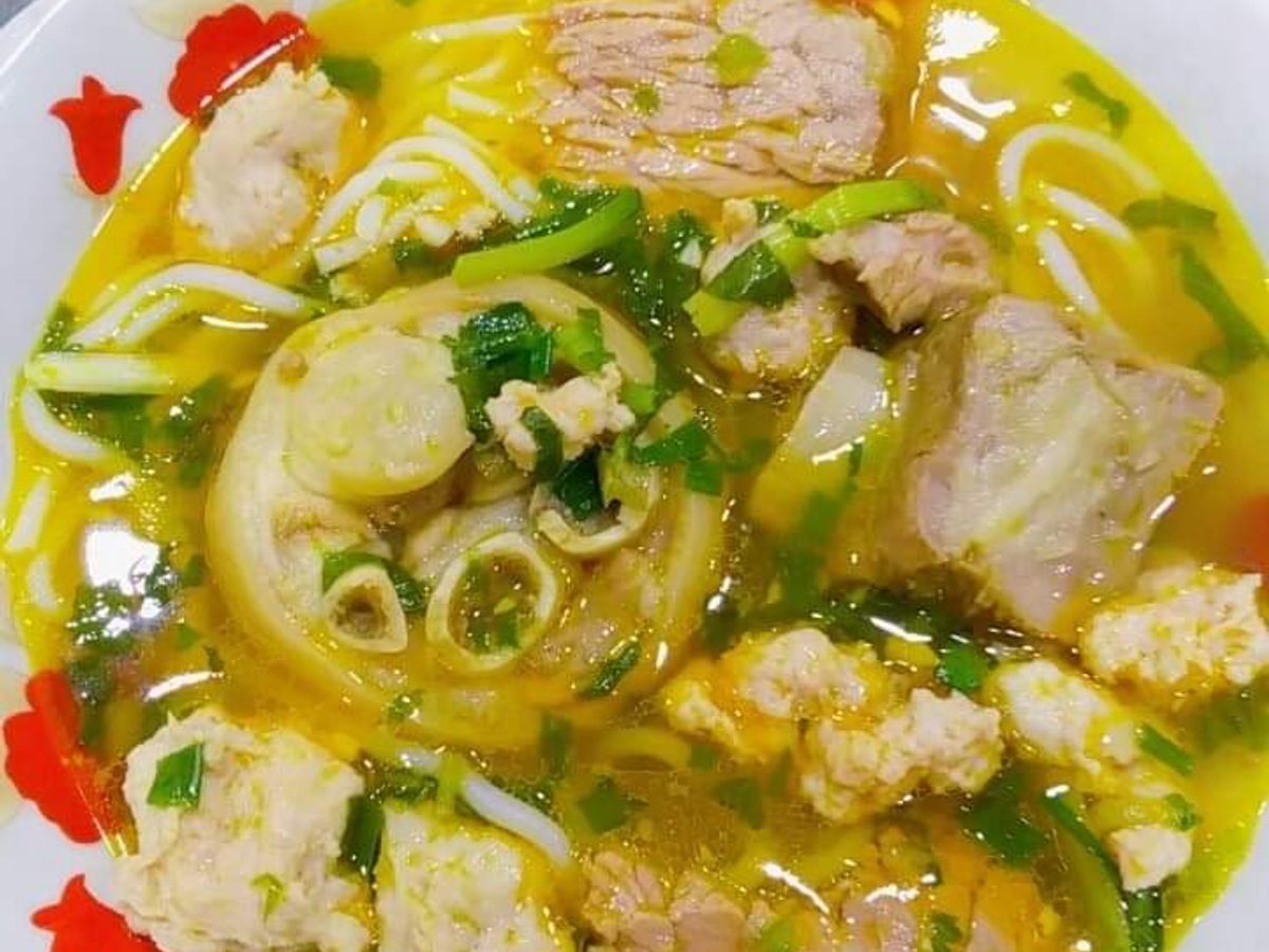 Bún Bò Huế (Nạm bò, chân giò, xương bò, giò sống)