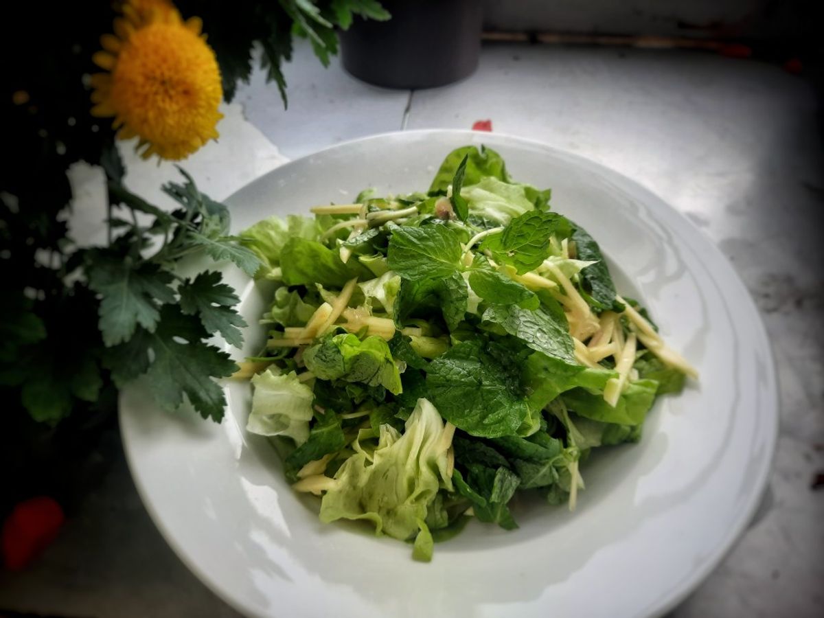 Salad xoài rau xanh dầu dấm