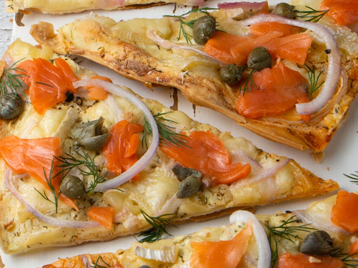 Pizza Mỏng Giòn nhân Cá Hồi Xông Khói - Smoked Salmon Flatbread Pizza
