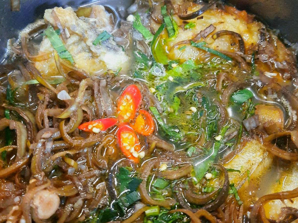 Đầu, xương cá diêu hồng nấu hoa chuối