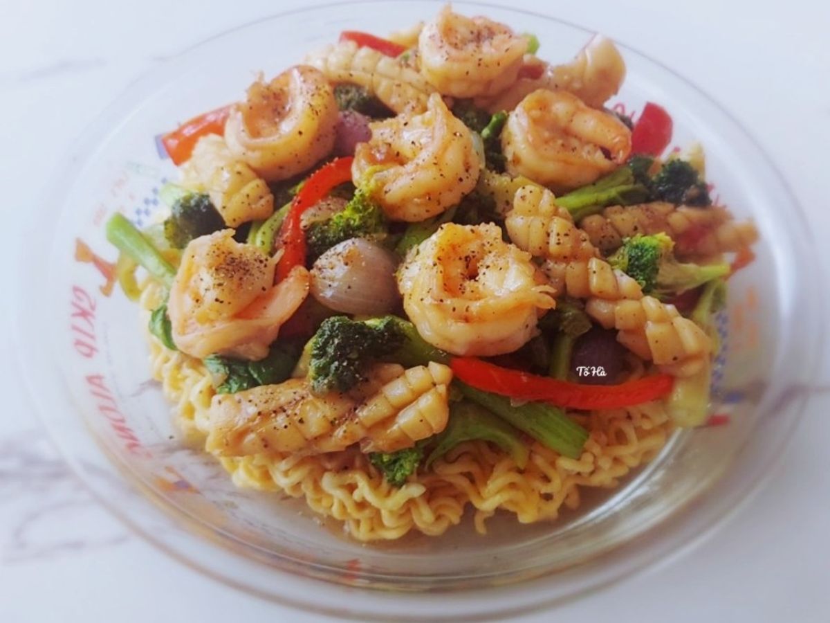 Mì GÓI xào giòn với tôm-mực