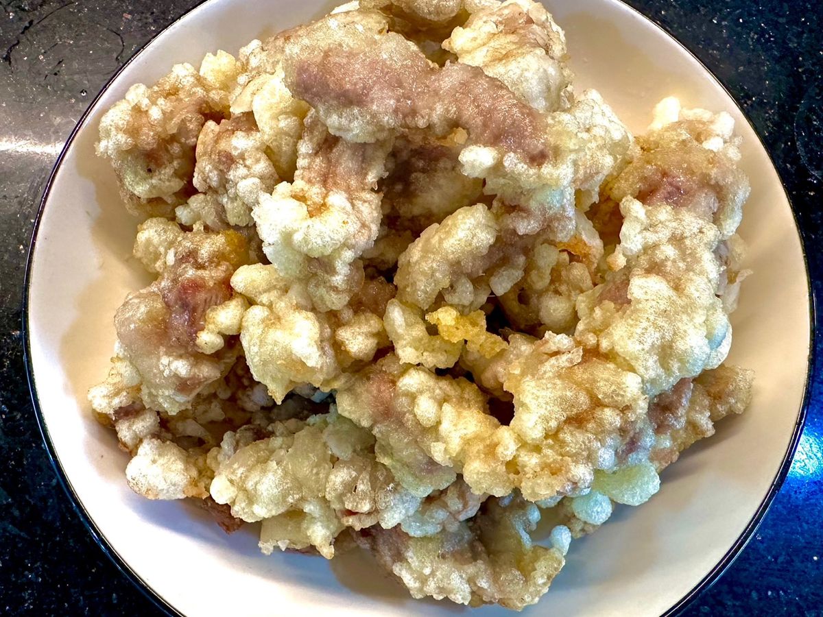 Thịt chiên xù chấm sốt chua ngọt