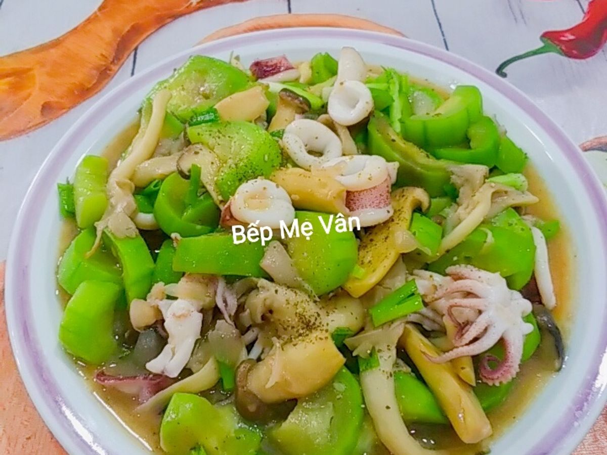Mực ống xào mướp và nấm bào ngư