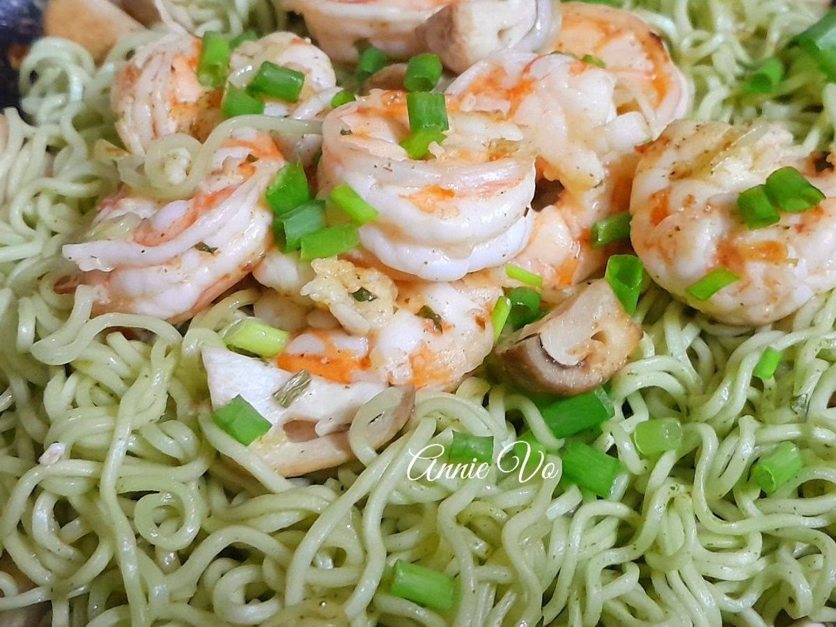 Mì rau chùm ngây xào tôm nấm