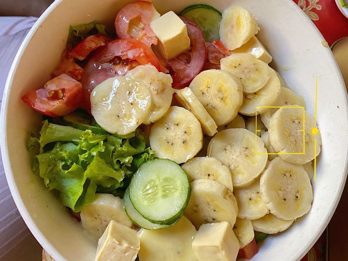 Salad trái cây: chuối + dưa leo + xà lách + phô mai con bò cười vị dâu + 1 ít sữa đặc