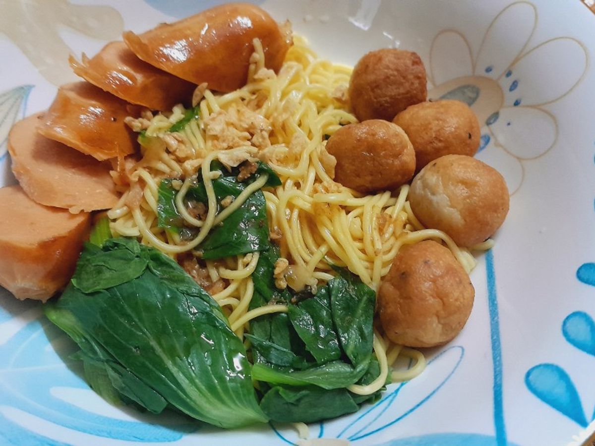 Mì trứng trộn cá viên xúc xích