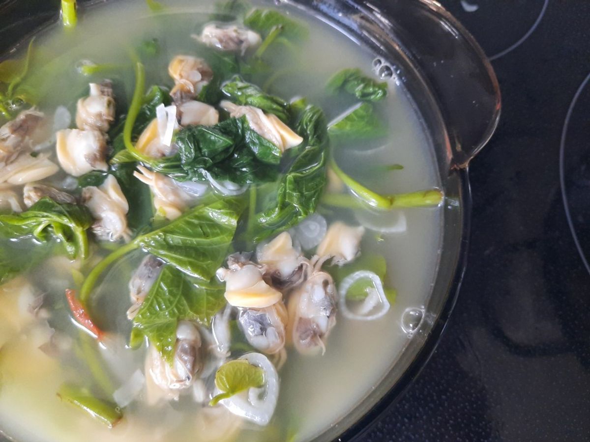 Canh rau khoai lang nấu ngao hoa
