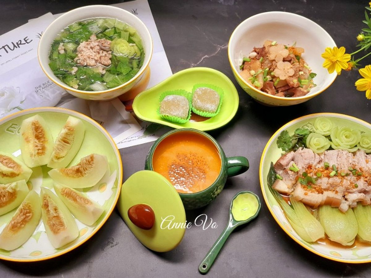Mâm cơm nhiều màu xanh