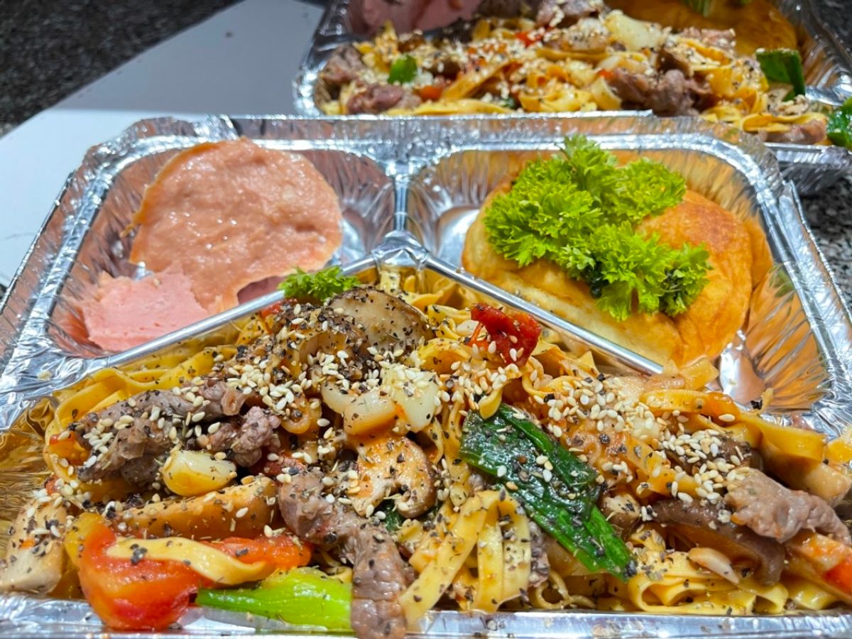 Mì sợi phở xào bò nấm+ thịt xay đông hộp + bánh donut