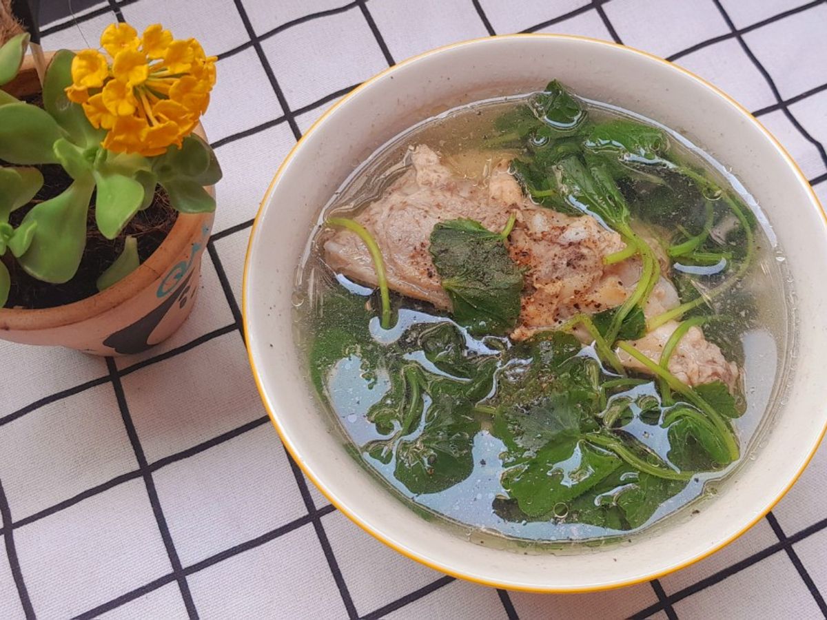 Canh rau má nấu xương gà