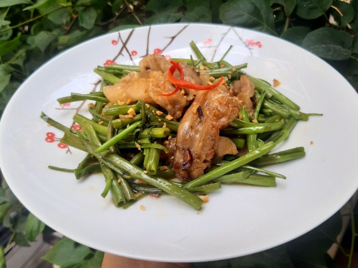 Lòng cá hú xào rau muống