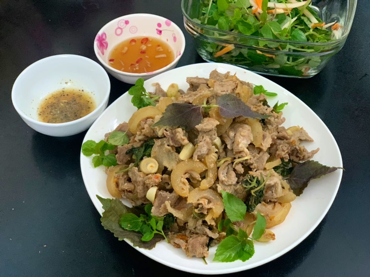 Bò hấp sả - tía tô