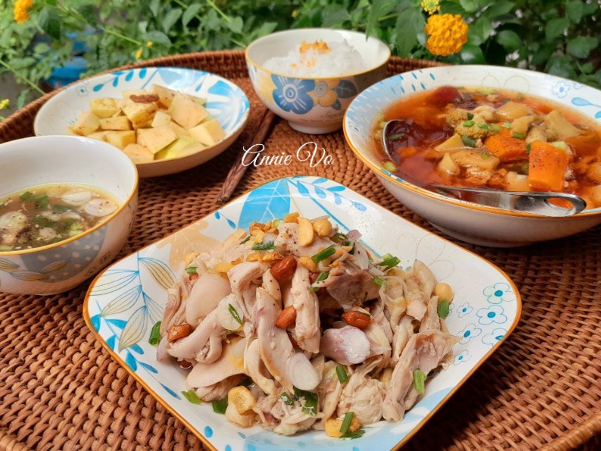 Cơm nhà với hai món từ gà