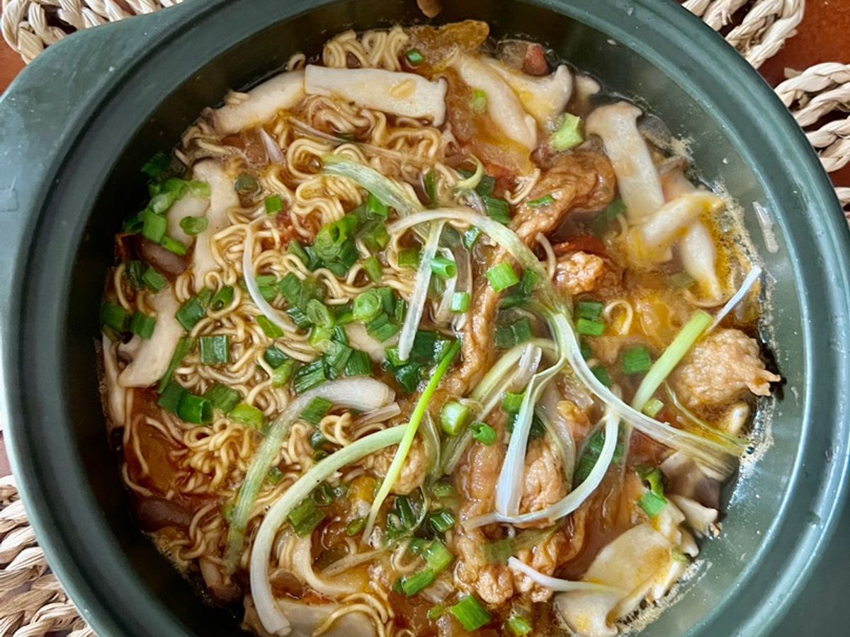 Mì Tôm Nấu Chân Nấm Và Chả Cá