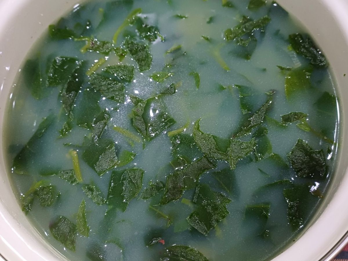 Canh rau mùng tơi nấu hến